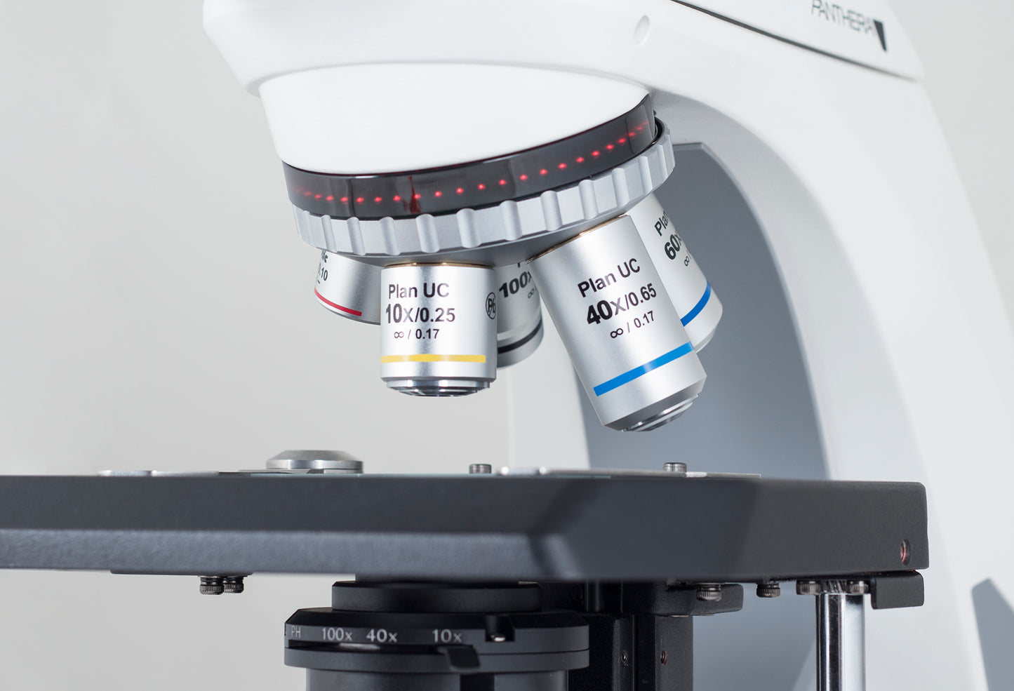 Microscopio trinocular
PANTHERA C2 LED